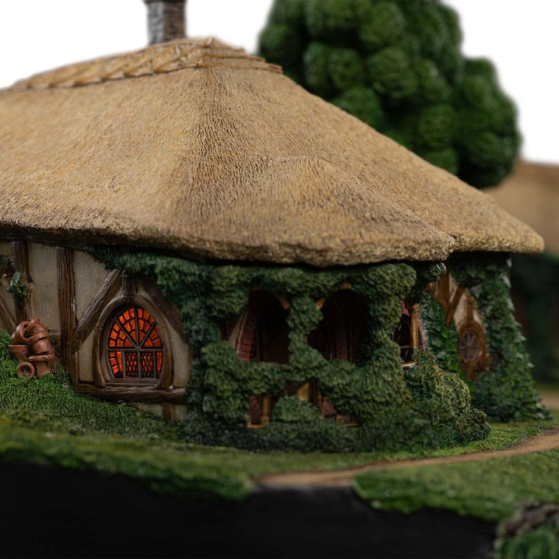 Lord of the Rings Statue The Green Dragon Inn 12