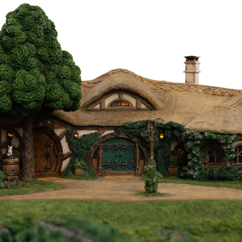 Lord of the Rings Statue The Green Dragon Inn 11