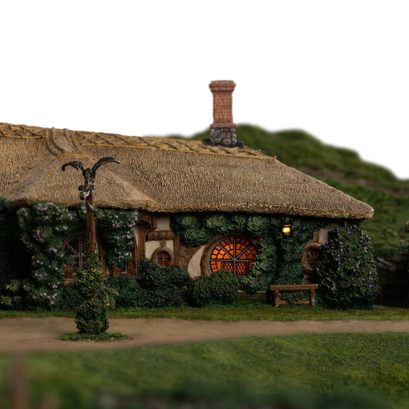 Lord of the Rings Statue The Green Dragon Inn 1