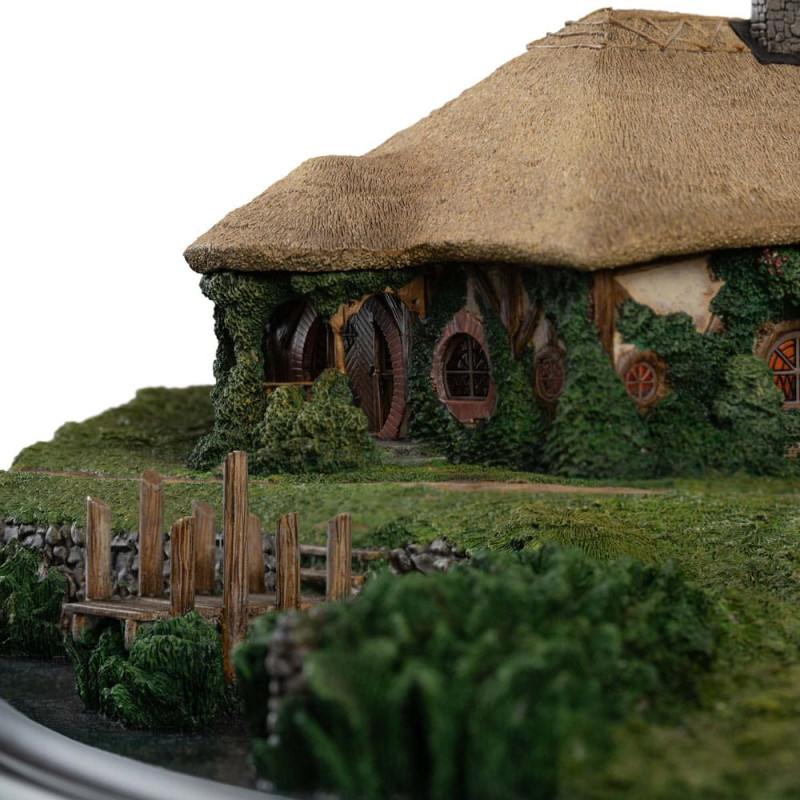 Lord of the Rings Statue The Green Dragon Inn 13