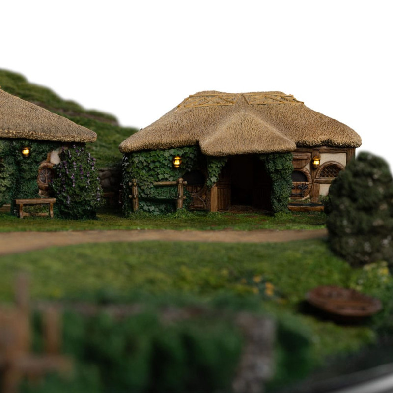 Lord of the Rings Statue The Green Dragon Inn 2