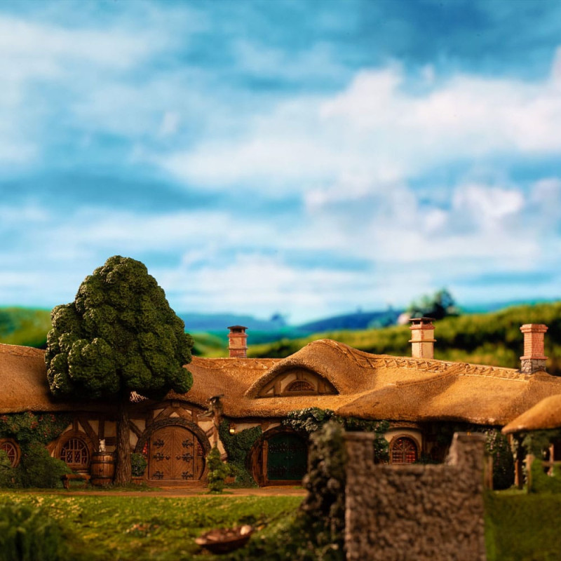Lord of the Rings Statue The Green Dragon Inn 6