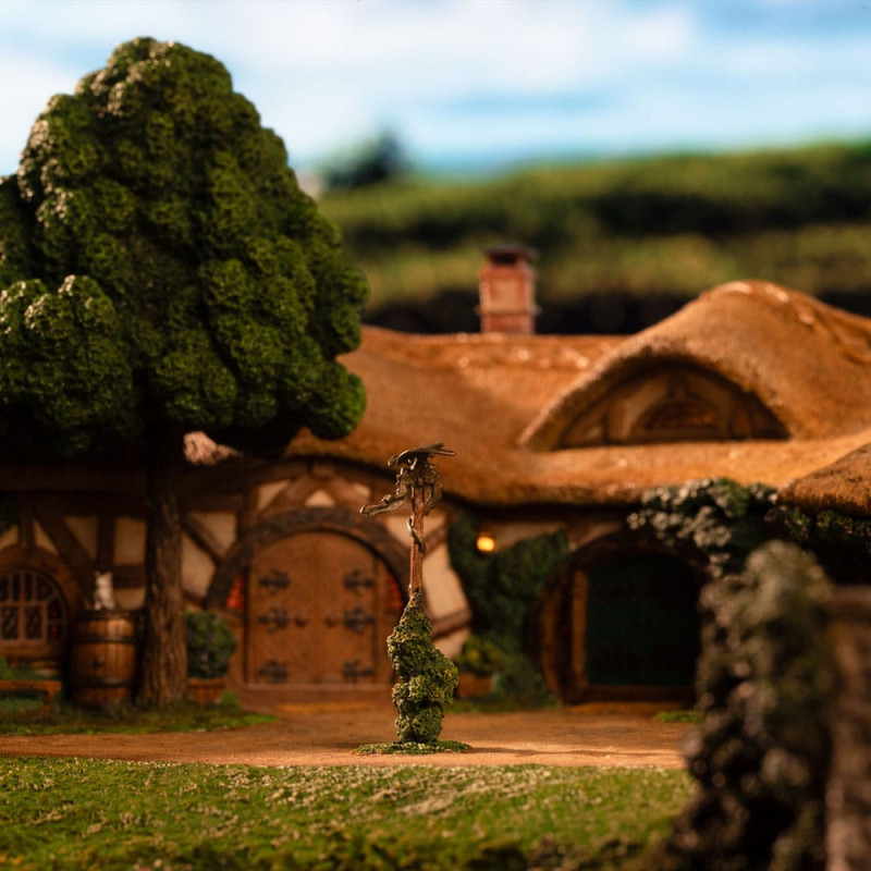 Lord of the Rings Statue The Green Dragon Inn 4