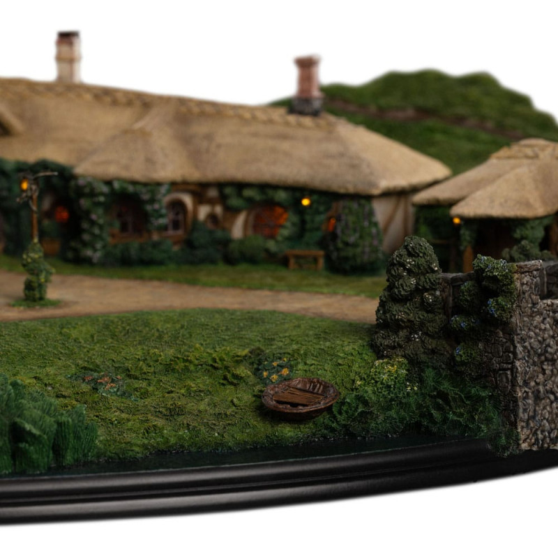 Lord of the Rings Statue The Green Dragon Inn 3
