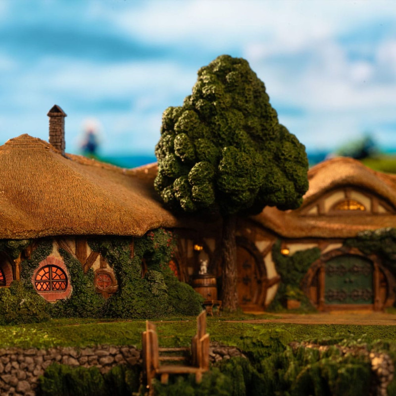 Lord of the Rings Statue The Green Dragon Inn 7