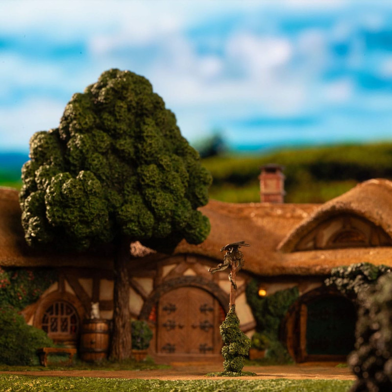 Lord of the Rings Statue The Green Dragon Inn 5
