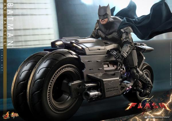 The Flash Movie Masterpiece Action Figure wih Vehicle 1/6 Batman & Batcycle Set 30 cm