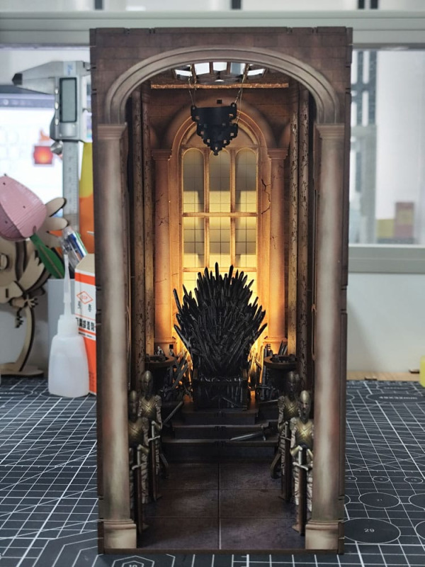 House of the Dragon Tiny Adventures Book Nook Mini Diorama Iron Throne 23 cm 2