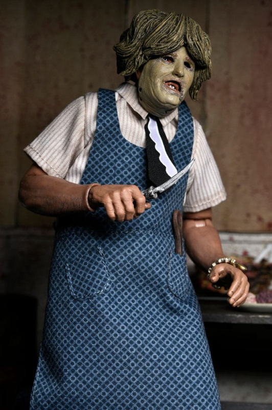 Texas Chainsaw Massacre Clothed Action Figure Leatherface with Old Lady Mask 20 cm 4
