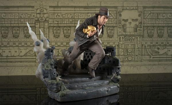 Indiana Jones: Raiders of the Lost Ark Deluxe Gallery PVC Statue Escape with Idol 25 cm