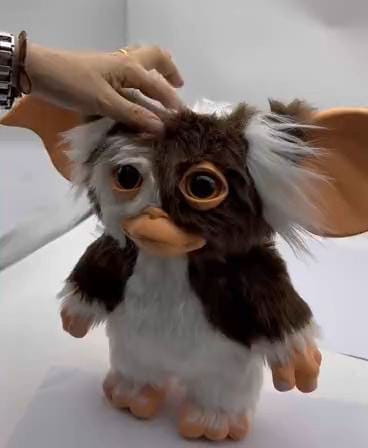 Gremlins Life-Size Plush Figure with Sound Gizmo 25 cm 1