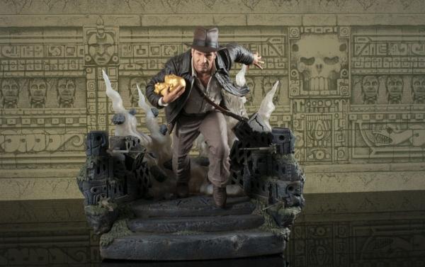 Indiana Jones: Raiders of the Lost Ark Deluxe Gallery PVC Statue Escape with Idol 25 cm