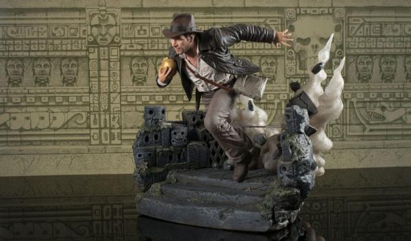 Indiana Jones: Raiders of the Lost Ark Deluxe Gallery PVC Statue Escape with Idol 25 cm