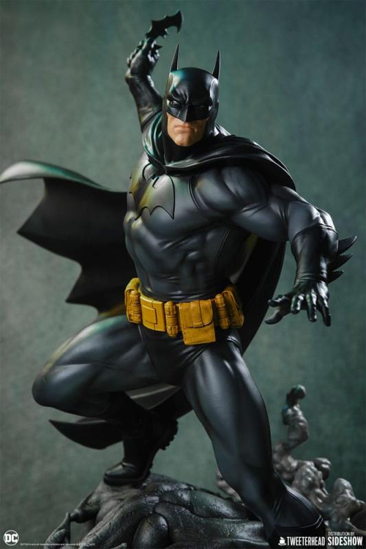 DC Comics Maquette 1/6 Batman (Black and Gray Edition) 50 cm 3