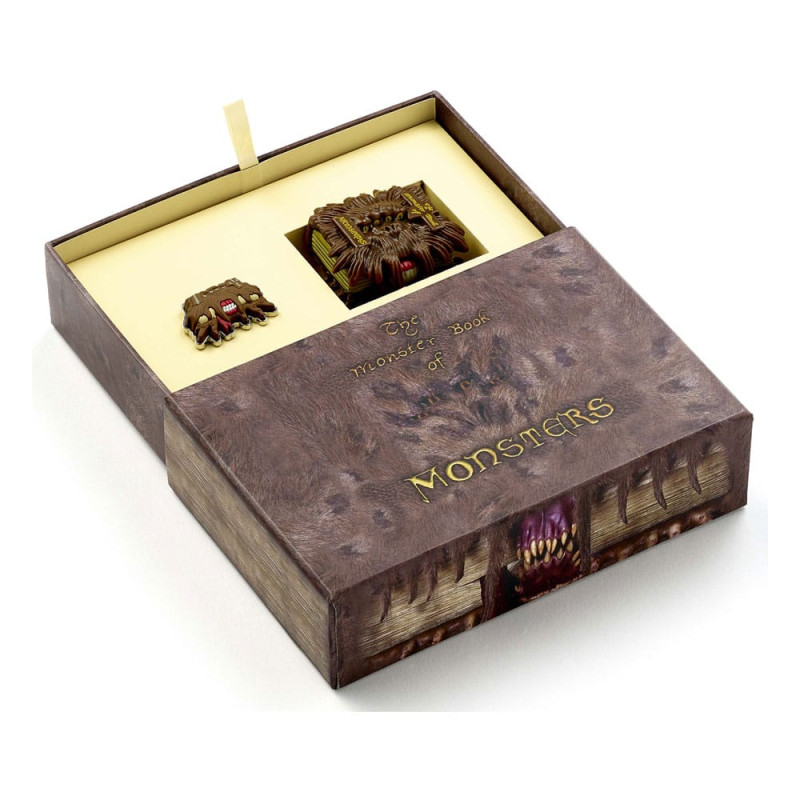 Harry Potter: Monster Book Keychain and Pin Badge Gift Set