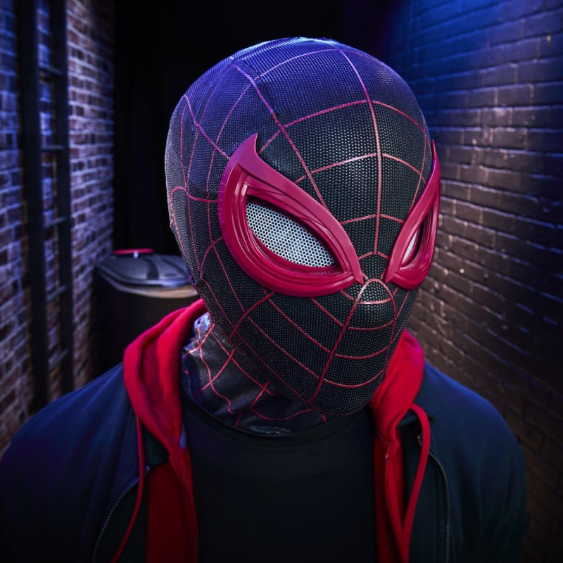 Spider-Man: Miles Morales Marvel Legends Electronic Expressive Mask 10