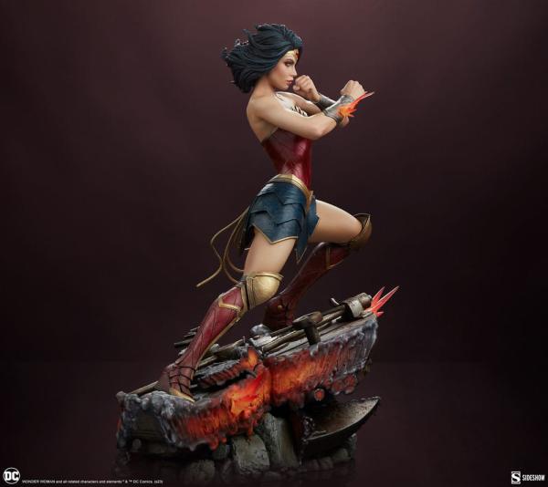 DC Comics Premium Format Statue Wonder Woman: Saving the Day 50 cm