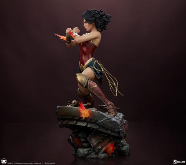 DC Comics Premium Format Statue Wonder Woman: Saving the Day 50 cm