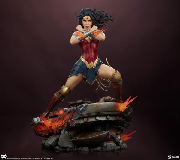 DC Comics Premium Format Statue Wonder Woman: Saving the Day 50 cm